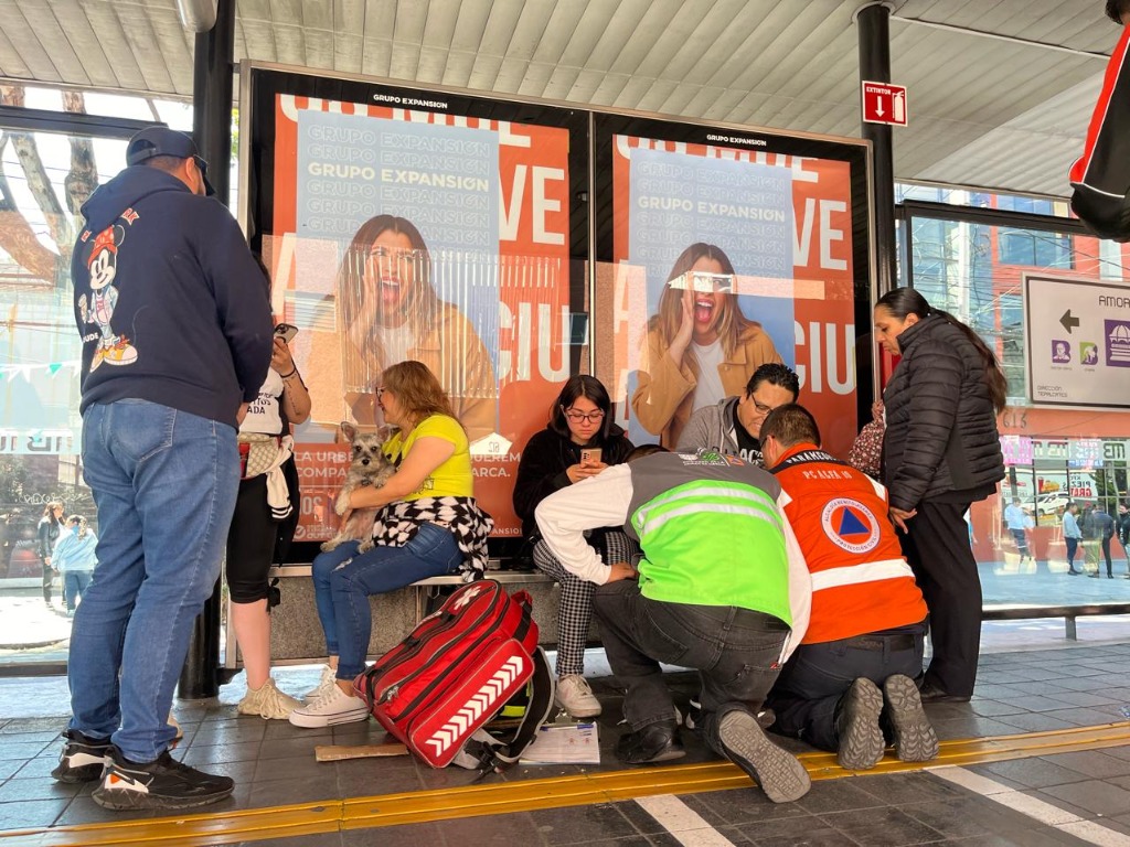 Ciudad de México. Seis personas resultaron heridas luego de que una unidad del Metrobús dio un frenazo por la presencia de un ciclista en el carril exclusivo del transporte y los usuarios que iban parados cayeron al suelo. El conductor los bajó en la estación Amores y siguió su camino. Paramédicos atienden a los lesionados en el Eje 4 y Amores. Foto Alfredo Domínguez


