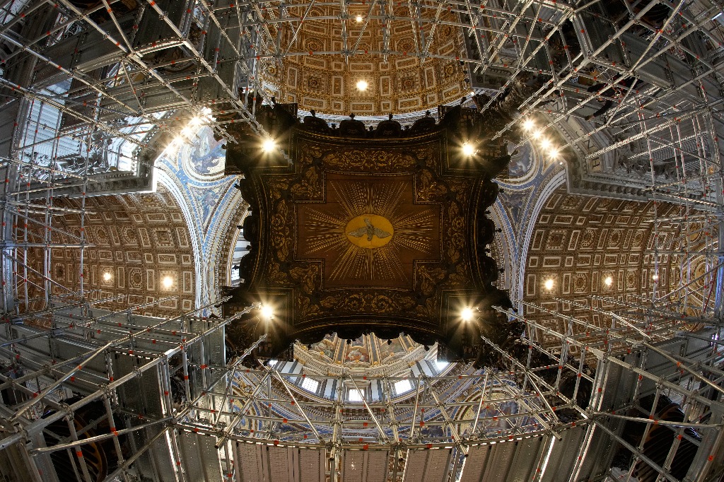 Vaticano. El dosel de bronce de la Basílica de San Pedro, que corona el Altar papal de la Confesión, se encuentra bajo un proceso de restauración estimado en 700 mil euros. Se trata del primer trabajo integral sobre la obra maestra del artista Lorenzo Bernini, terminada en 1634, con motivo del Jubileo del papa Francisco en 2025. Foto Ap / Andrew Medichin