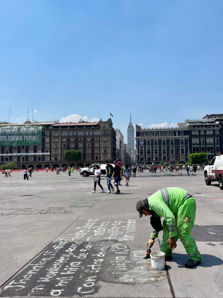 Ciudad de México. Una cuadrilla de trabajadores de limpieza realiza labores de lavado y aseo en el Zócalo tras la marcha del 8M. Foto Roberto García Ortiz