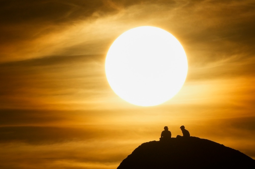 Phoenix. La gente observa la puesta de sol en Papago Park, en esta ciudad de Arizona. Foto Ap / Linsey Wasson