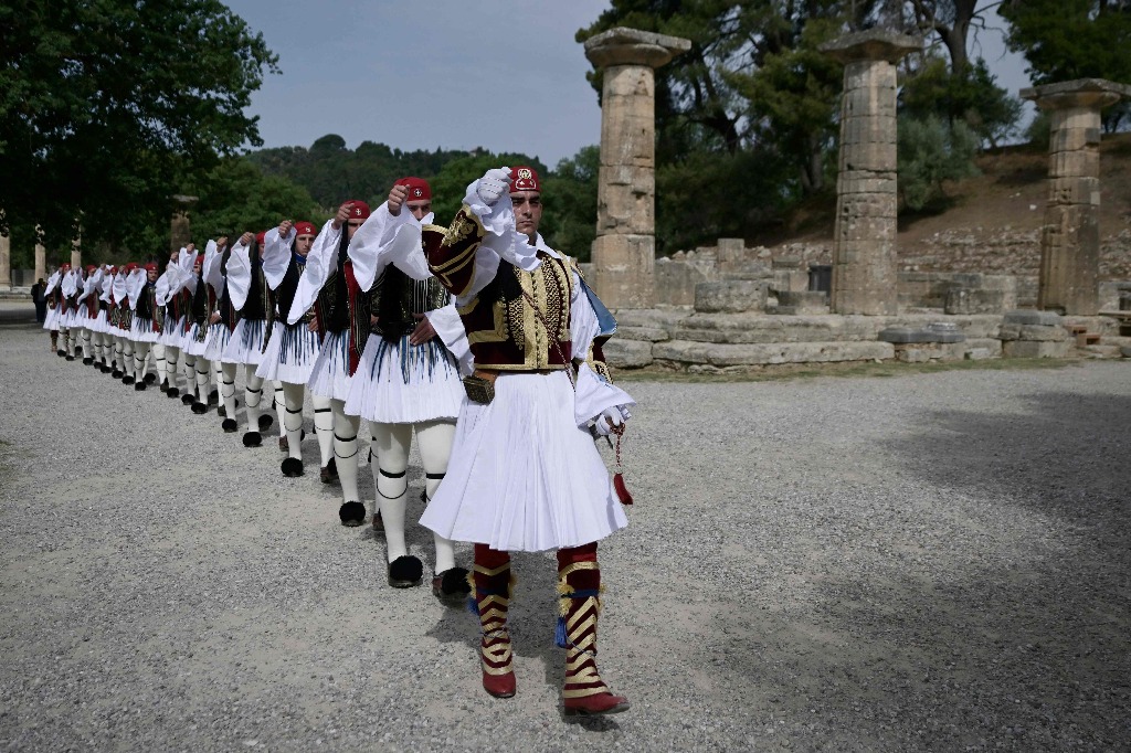 Miembros de la Guardia Presidencial llegan a la ceremonia. Foto Afp / Aris Messinis