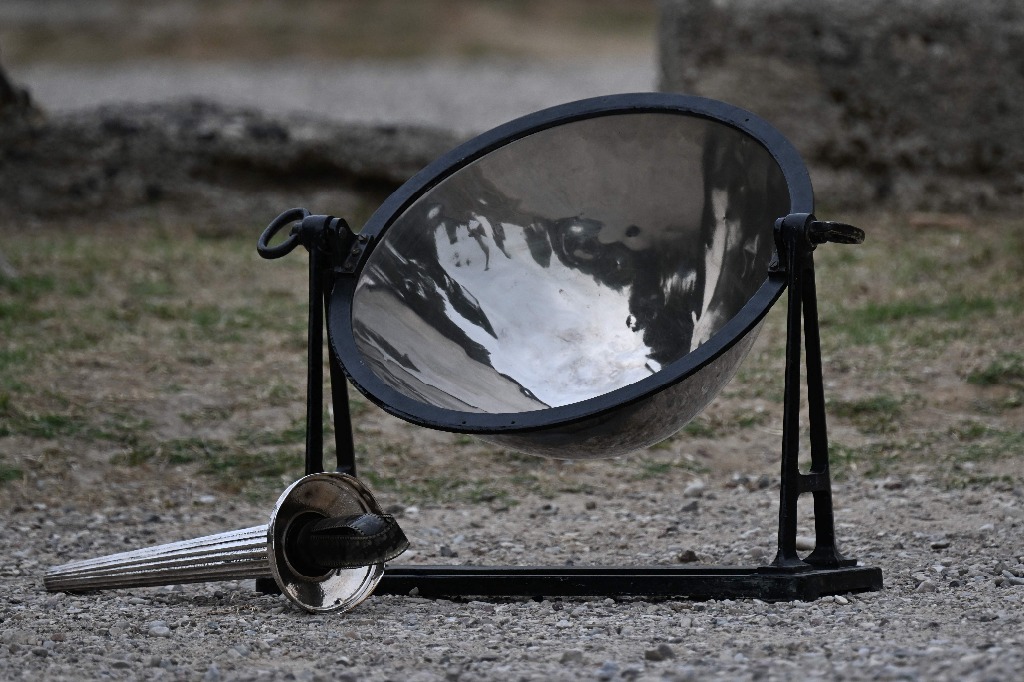 Espejo parabólico que refleja los rayos del sol utilizados para encender la antorcha olímpica. Foto Afp / Aris Messinis