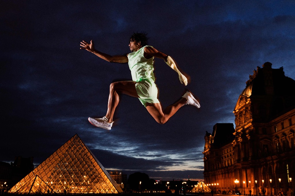 El atleta paralímpico de triple salto Arnaud Assoumani posa frente a la Pirámide del Louvre, diseñada por Ieoh Ming Pei, el 20 de abril de 2024. El Louvre fue construido como una fortaleza a finales del Siglo XII; más tarde se convirtió en una de las principales residencias de los reyes de Francia y, en la actualidad es uno de los museos más grandes del mundo. Foto Afp / Franck Fife