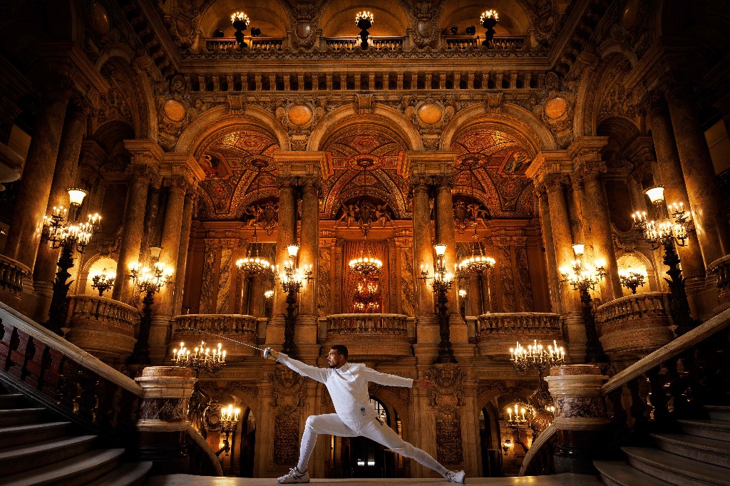 El esgrimista Yannick Borel posa con su espada dentro de la Ópera Garnier (Ópera Nacional de París), el 15 de marzo de 2024. La Ópera de París abrió en el Siglo XVII, con alrededor de 480 mil visitantes cada año, es uno de los monumentos más visitados de la capital francesa. Foto Afp / Franck Fife