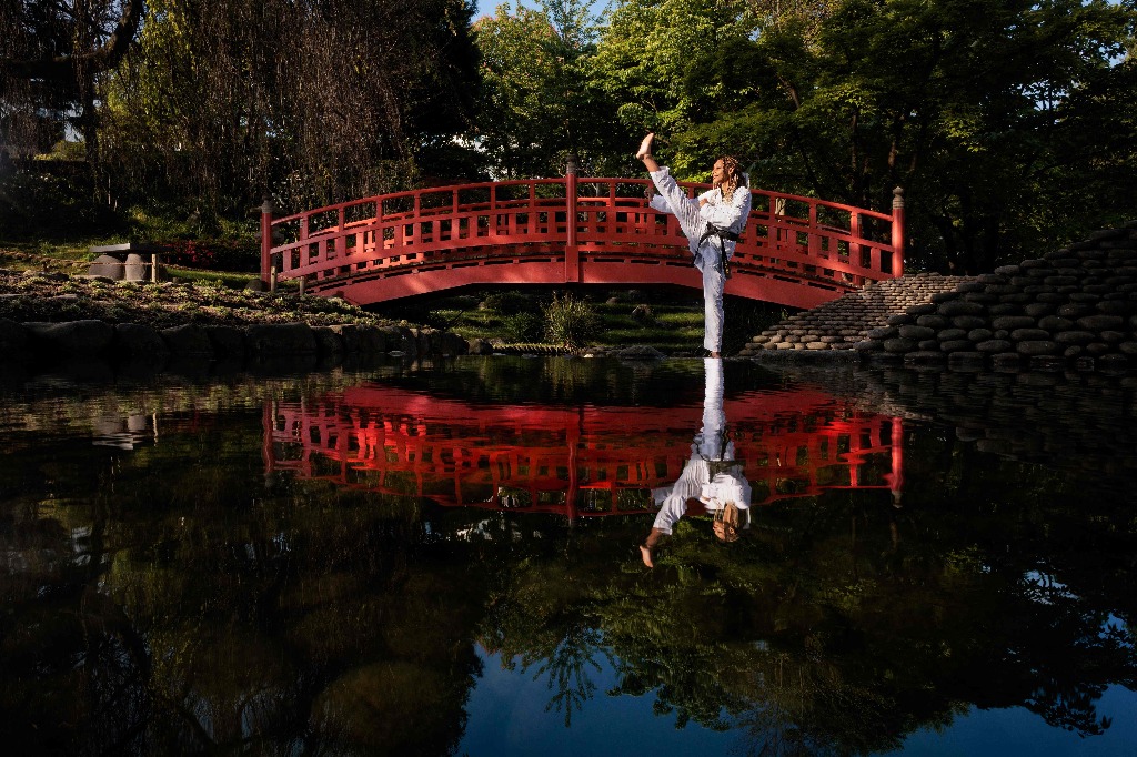 La taekwondoin Magda Wiet Henin posa dentro del Jardín Japonés del Museo Albert Khan en la capital francesa, el 23 de abril de 2024. Este sitio fue creado por el banquero y filántropo del que lleva su nombre entre 1895 y 1910. Foto Afp / Joél Saget