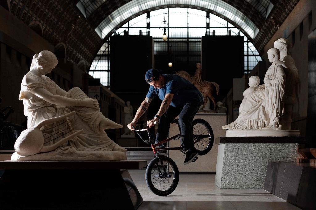 El ciclista de BMX, Mathias Dandois, posa con su bicicleta al interior del Museo de Orsay, en la capital francesa. Foto Afp / Joël Saget
