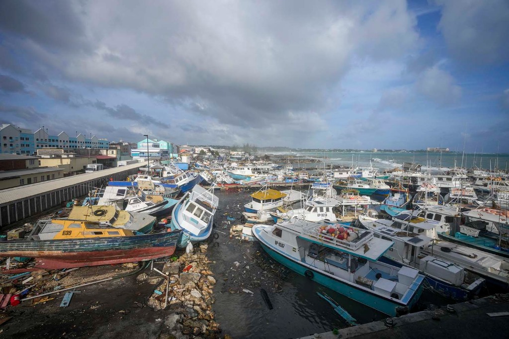 Huracán Beryl De Categoría Cuatro Avanza Rápido Por El Mar Caribe - La 