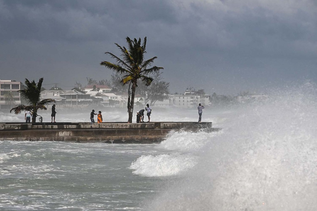 La gente visita un muelle durante la marea alta después del paso del huracán Beryl en Oistins, cerca de Bridgetown, Barbados.Foto:Chandan Khana/AFP