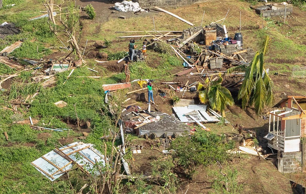 Una familia inspeccionan su casa destruida por el paso del huracán Beryl, en Ottley Hall, San Vicente y las Granadinas. Foto: AP/ Lucanus Ollivierre
