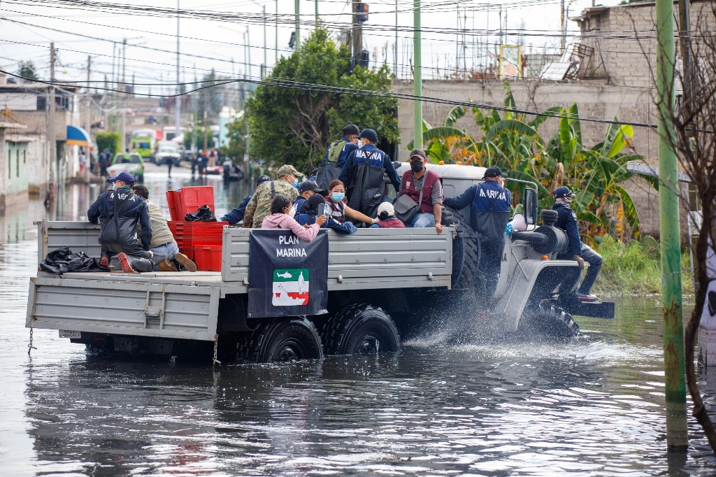 Luego de 22 días de contingencia, la inundación empieza a ceder paulatinamente, pero aún hay sectores de las colonias Jacalones y Culturas de México donde el nivel del agua aún supera el metro y medio de altura. Foto Pablo Ramos