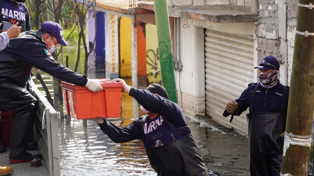 A los elementos de la Marina le llevó alrededor de una hora con 30 minutos recorrer las zonas afectadas y dotar de alimentos a los habitantes que viven la tragedia. Foto Daniel Ramón