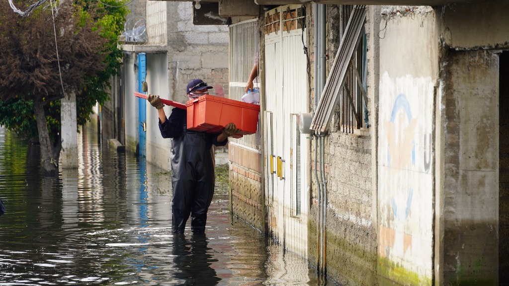 La Secretaría de Marina inició la tarde del viernes la primera entrega de mil raciones alimenticias a los damnificados por las inundaciones en las colonias Jacalones y Culturas de México. A bordo de unidades especiales tipo Ural, inició la fase más fuerte del Plan Marina de auxilio a la población. Foto Daniel Ramón