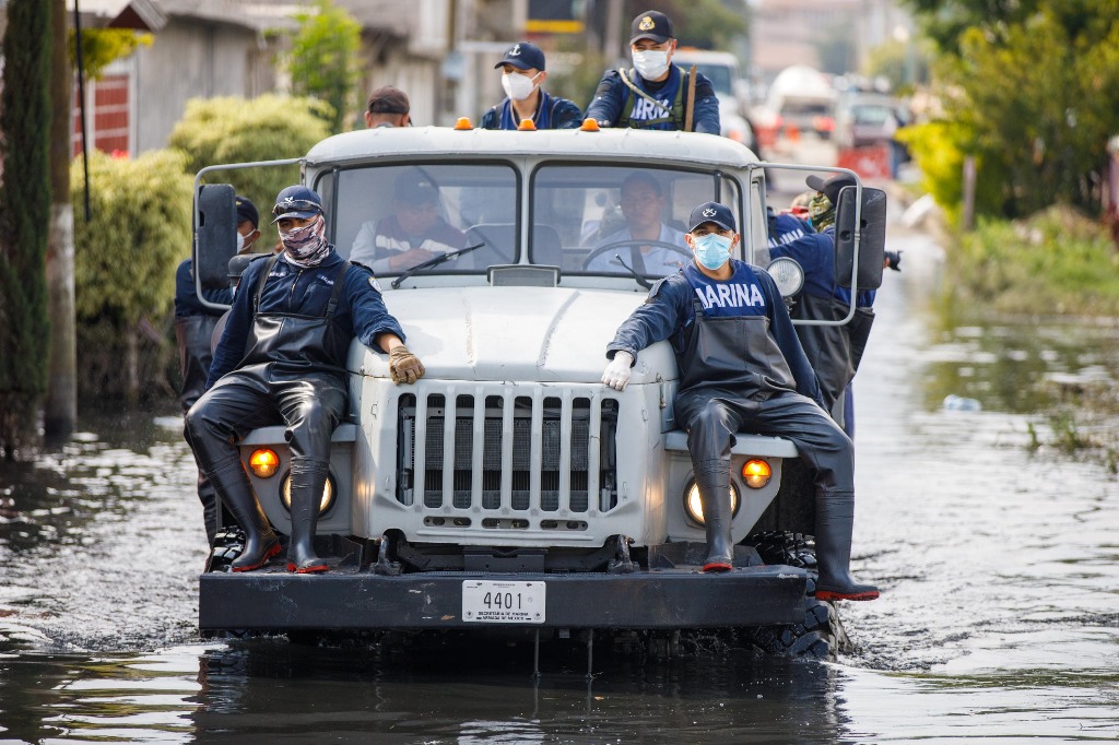 Este viernes continuaron los trabajos para el desalojo de las aguas putrefactas. Foto: Pablo Ramos