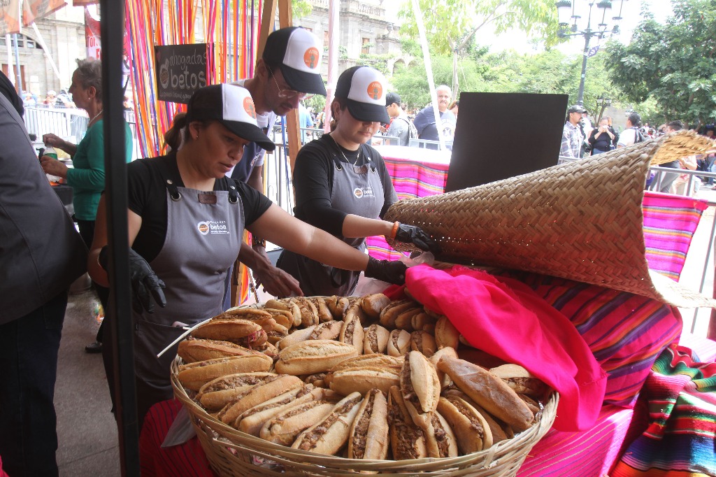 Guadalajara, Jalisco. Celebran la tercera edición del Día de la Torta Ahogada en Jalisco; los organizadores  regalaron más 25 mil tortas ahogadas en la capital del estado. Foto Arturo Campos Cedillo.
