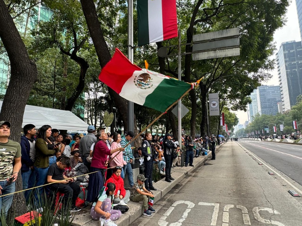 Ciudadanos se reúnen a lo largo de Paseo de la Reforma para disfrutar del Desfile Militar, en el marco del 214 aniversario del inicio de la Gesta de Independencia. Foto Alfredo Domínguez