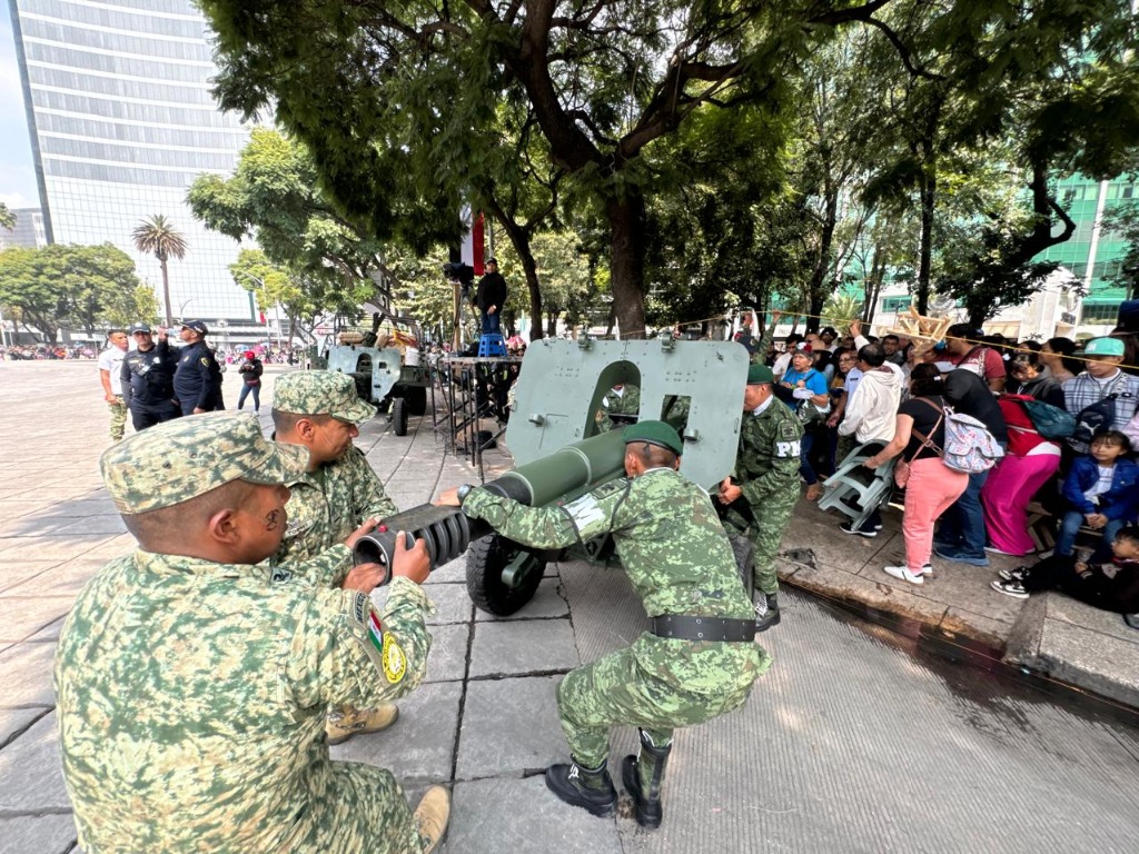 Militares realizan las últimas maniobras de preparación, sobre Paseo de la Reforma, a minutos del arranque del Desfile Militar para conmemorar el 214 aniversario del inicio de la Gesta de Independencia de México. Foto Alfredo Domínguez