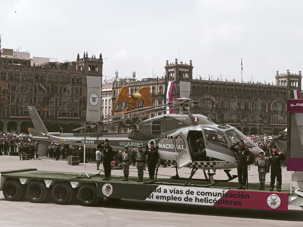 Un carro alegórico con un helicóptero de la Guardia Nacional atraviesa el Zócalo capitalino. Foto María Luisa Severiano