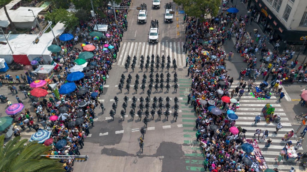 Militares y convoyes atraviesan la avenida Juárez, al cruce con Balderas. Foto Pablo Ramos