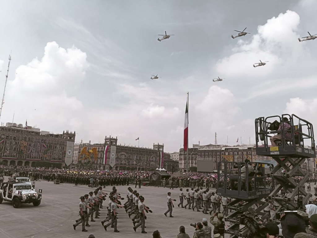 Distintos contingentes de las Fuerzas Armadas desfilan en el Zócalo capitalino. Foto María Luisa Severiano