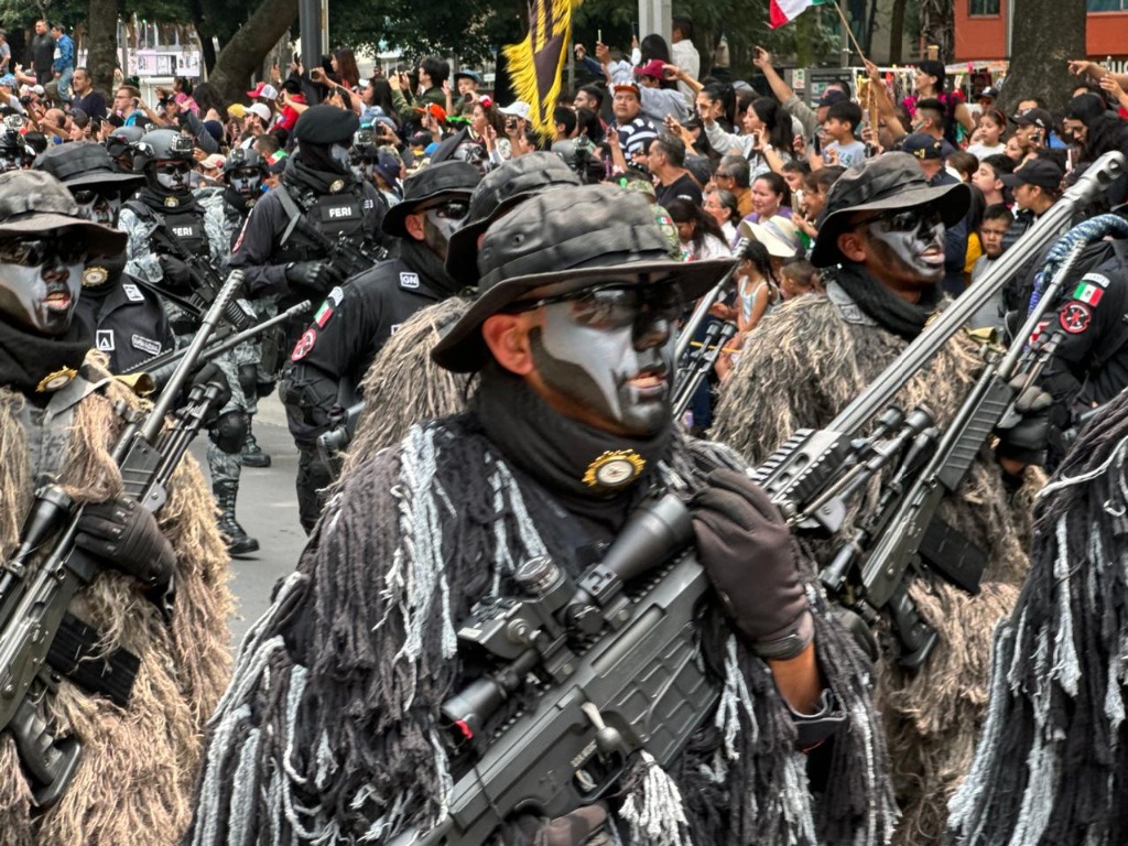 Elementos de las Fuerzas Armadas avanzan sobre Paseo de la Reforma como parte del desfile militar para conmemorar el 214 aniversario del inicio de la gesta de Independencia de México, el 16 de septiembre de 2024. Foto Alfredo Domínguez