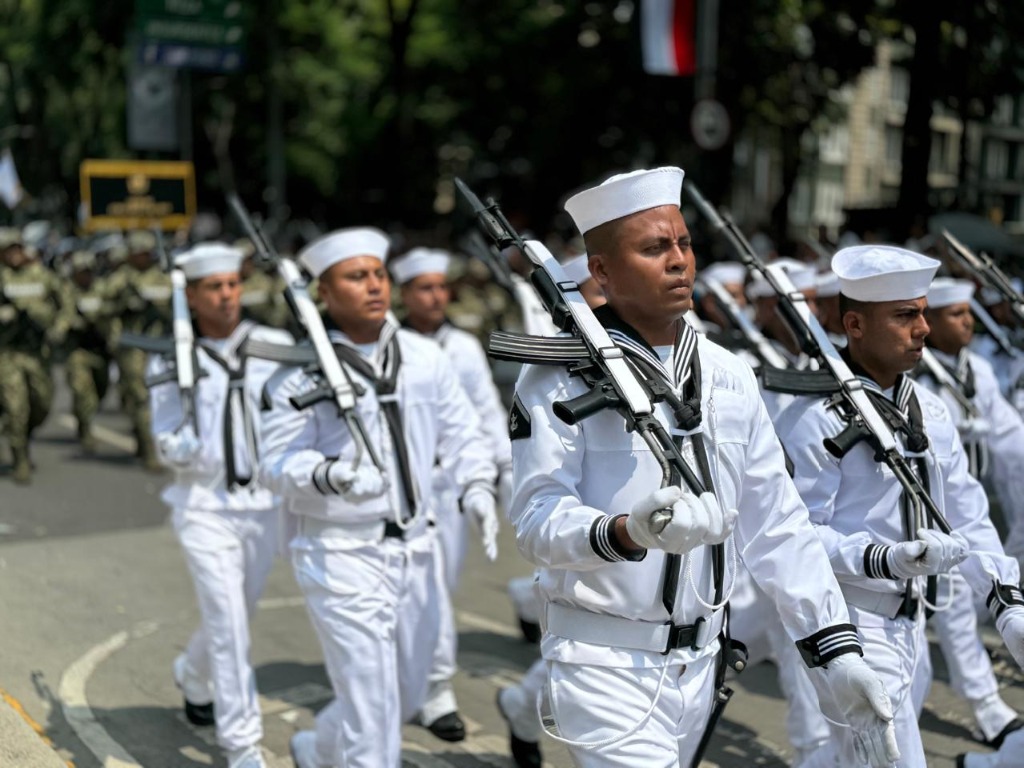 Elementos de las Fuerzas Armadas avanzan sobre Paseo de la Reforma como parte del desfile militar para conmemorar el 214 aniversario del inicio de la gesta de Independencia de México, el 16 de septiembre de 2024. Foto Alfredo Domínguez