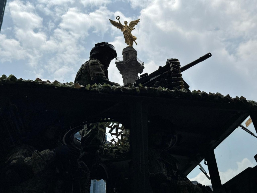 Militares que participan en el Desfile Militar pasan a un costado de la Glorieta del Ángel de la Independencia, ubicado en Paseo de la Reforma, el 16 de septiembre de 2024. Foto Alfredo Domínguez