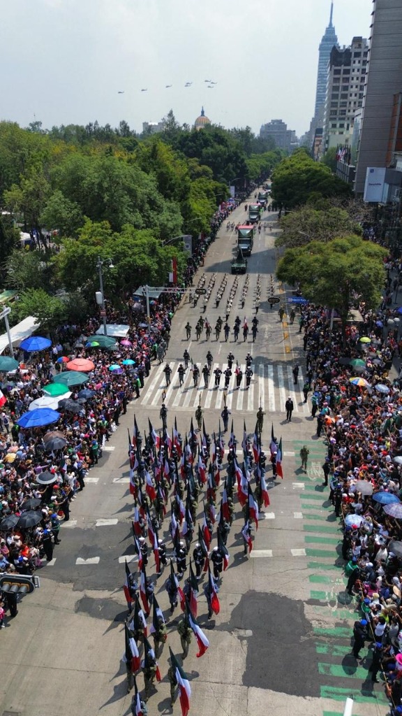 Paso de contingentes de las Fuerzas Armadas por Paseo de la Reforma. Foto Pablo Ramos