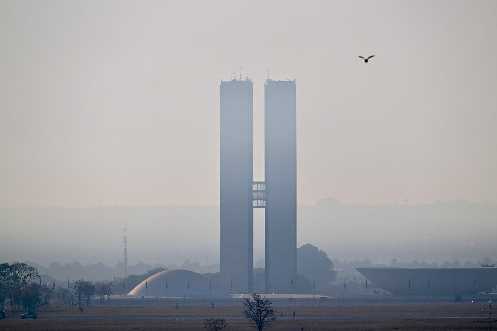 Brasilia. El edificio del Congreso Nacional brasileño se encuentra cubierto de manera parcial por el humo del incendio que afecta al Parque Nacional. Foto Afp / Evaristo Sa  