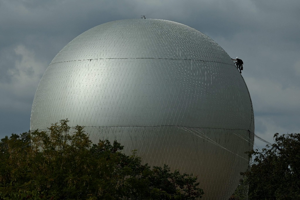 París. Un trabajador realiza el desmontaje del globo al que estaba unido el pebetero olímpico, diseñado por Mathiu Lehanneur, durante los Juegos Olímpicos y Paralímpicos de París 2024, en el Jardín de las Tullerías. Foto Afp / Thomas Samsom