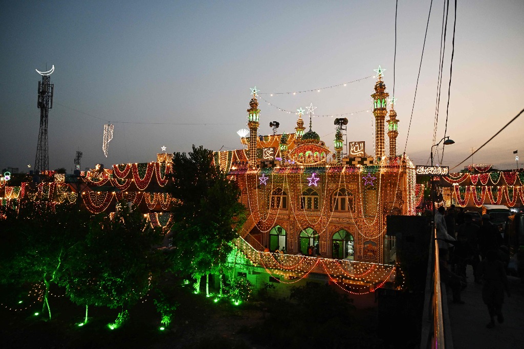 Rawalpindi. Vista de una mezquita iluminada en esta ciudad pakistaní, en vísperas de las celebraciones para conmemorar el aniversario del nacimiento del santo profeta del Islam, Mahoma. Foto Afp / Aamir Qureshi