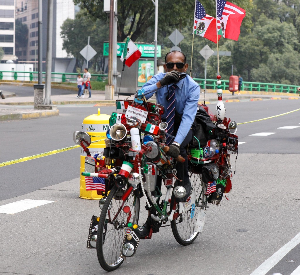 Javier Nolasco, ciclista de Ecatepec, participa en la actividad en bicicleta que se realiza los domingos en Paseo de la Reforma, en la Ciudad de México, el 13 de octubre de 2024. Foto Pablo Ramos