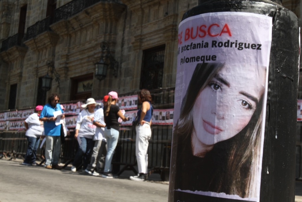 Guadalajara. Integrantes del Colectivo Luz de Esperanza Desaparecidos Jalisco pegaron un poco de más de cuator mil 300 cédulas de identificación de sus familiares, indicó su líder Héctor Flores, en las calles de Corona, Hidalgo y Degollado en el centro de la capital jaliscience. Foto Arturo Campos Cedillo
