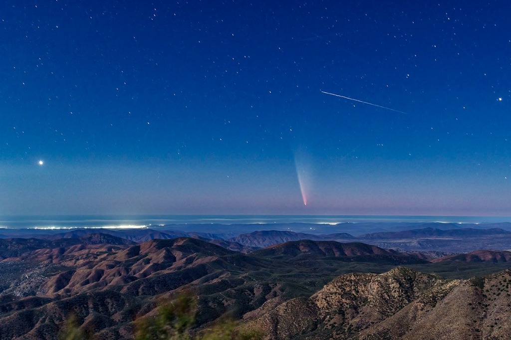 Baja California. El resplandor de Camalú y Punta Colonet se aprecian al horizonte de esta toma donde la suave luz de la luna ilumina las montañas mientras que planetas, estrellas, meteoritos y satélites comparten el firmamento con el cometa C/2023 A3 (Tsuchinshan-ATLAS), vistos desde el Mirador del Cóndor, en la Sierra de San Pedro Mártir, en esta entidad al norte de México. Foto ‘La Jornada Baja California” / Edgar Lima Garrido