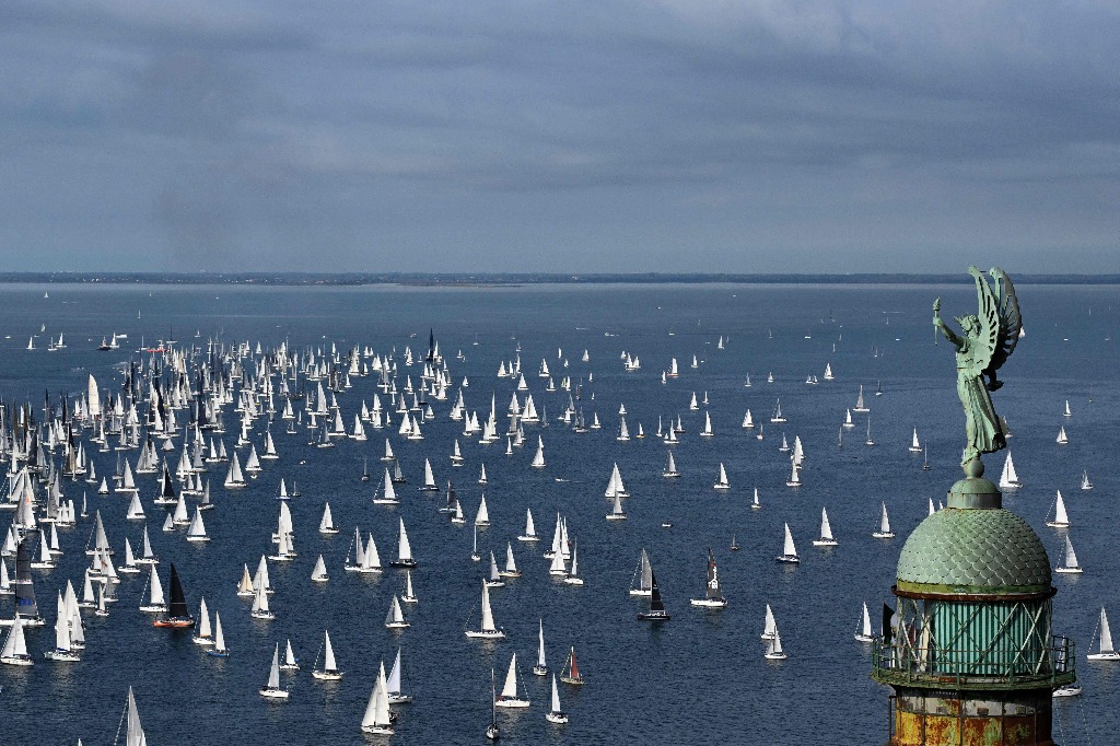 Trieste. Vista aérea de veleros que pasan cerca del faro de la Victoria durante la 56a. Regata de Vela Barcolana, en el Golfo de Trieste, en esta región italiana. Foto Afp / Tiziana Fabi