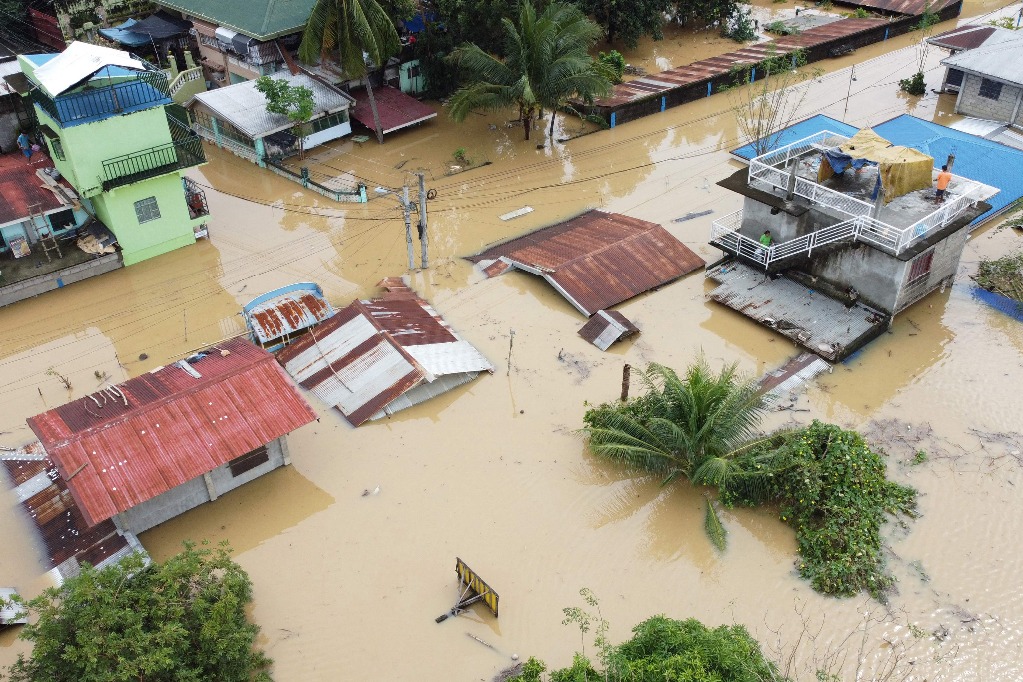 Ilagan. Vista aérea de casas sumergidas en esta ciudad filipinas debido a las fuertes lluvias continuas del súper tifón 'Man-yi'. Foto Afp / Villamor Visaya