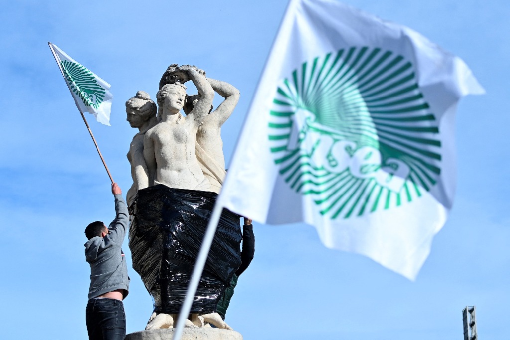 Montpellier. Un agricultor cuelga una bandera del sindicato FNSEA durante una acción convocada por los representantes de los sindicatos de agricultores JA34 (Jeunes Agriculteurs) y FDSEA 34 (Federation Departementale des Syndicats d'Exploitants Agricoles) en esta ciudad ubicada al sur de Francia, en el día de las protestas nacionales contra el acuerdo UE-Mercosur. Los agricultores se quejan de la excesiva burocracia y los bajos ingresos, pero también están hartos de las malas cosechas y las pérdidas por las enfermedades animales emergentes. Foto Afp / Sylvain Thomas