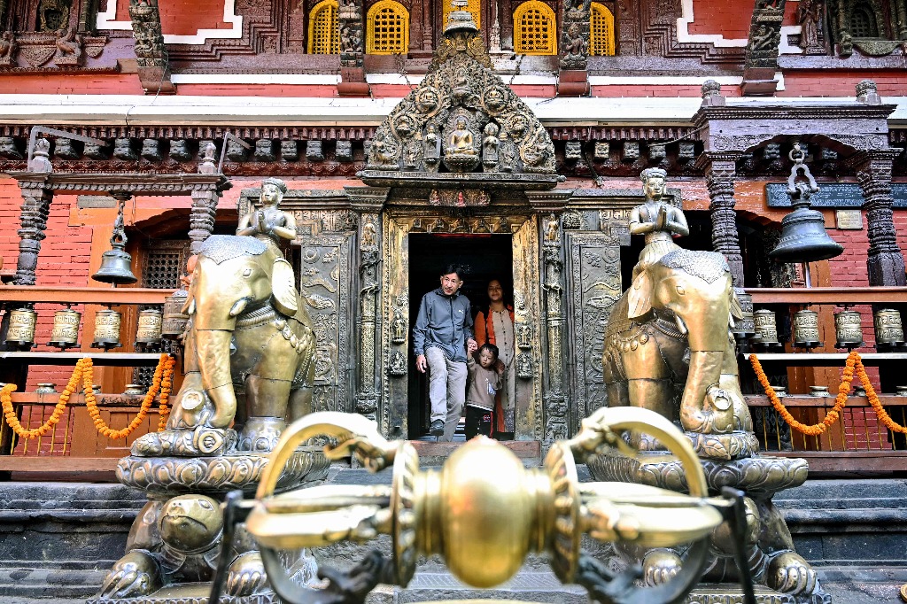 Lalitpur. Devotos llegan para ofrecer oraciones en un templo cerca de la plaza Patan Durbar, en esta ciudad nepalí. Foto afp / Prakash Mathema 