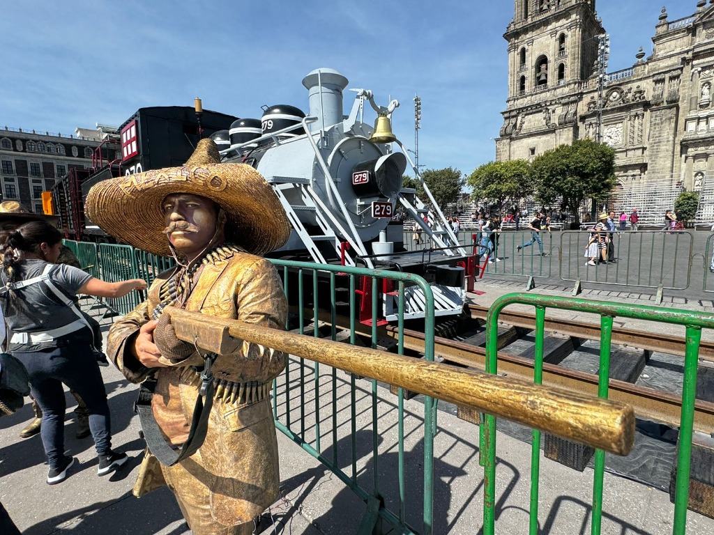 Ciudad de México. Capitalinos y turistas se toman fotos con un ferrocarril y un avión militar que forman parte del desfile del 20 de Noviembre en el Zócalo. Foto Luis Castillo