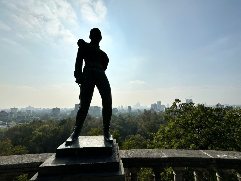 Ciudad de México. Mañana fría y con poca visibilidad en la zona centro de la Ciudad de México, vista desde el Castillo de Chapultepec. Foto Germán Canseco