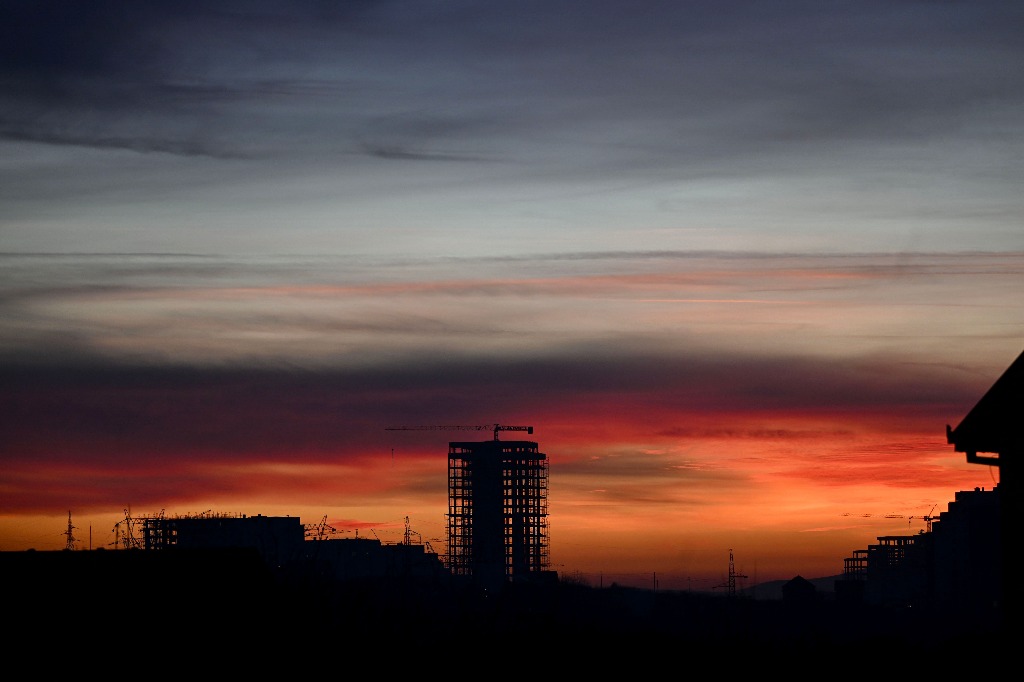 Pristina. Andamios de un edificio en construcción observan frente a un cielo de nubes rojas cerca de la capital del Kosovo. Foto Afp / Armend Nimani