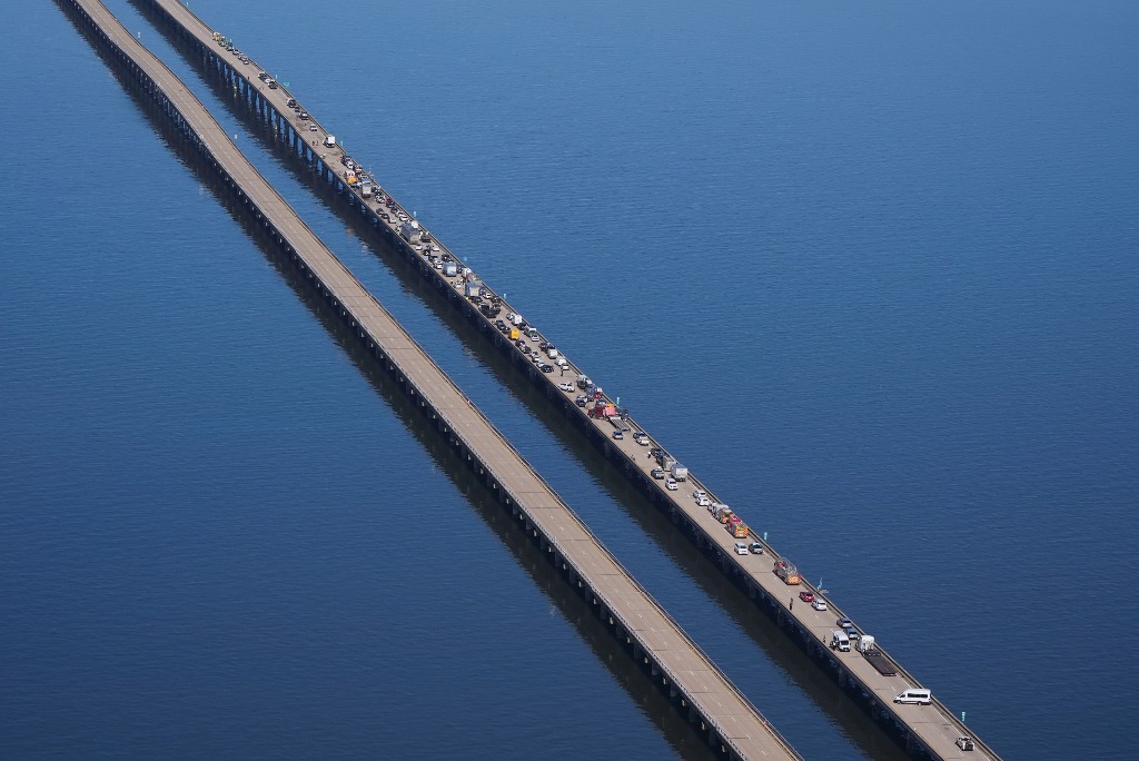 Nueva Orleans. Se ven vehículos dañados y automotores de respuesta en la Calzada del lago Pontchartrain, que se extiende 24 millas sobre el agua, después de una colisión originada a la niebla matutina en esta ciudad de Louisiana. Foto Ap / Gerald Herbert