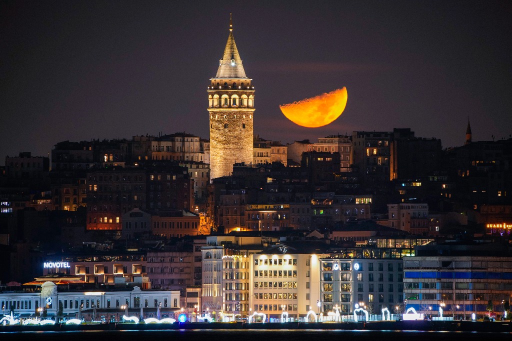 Estambul. Una media luna junto a la Torre de Gálata en esta ciudad turca. Foto Ap / Emrah Gurel