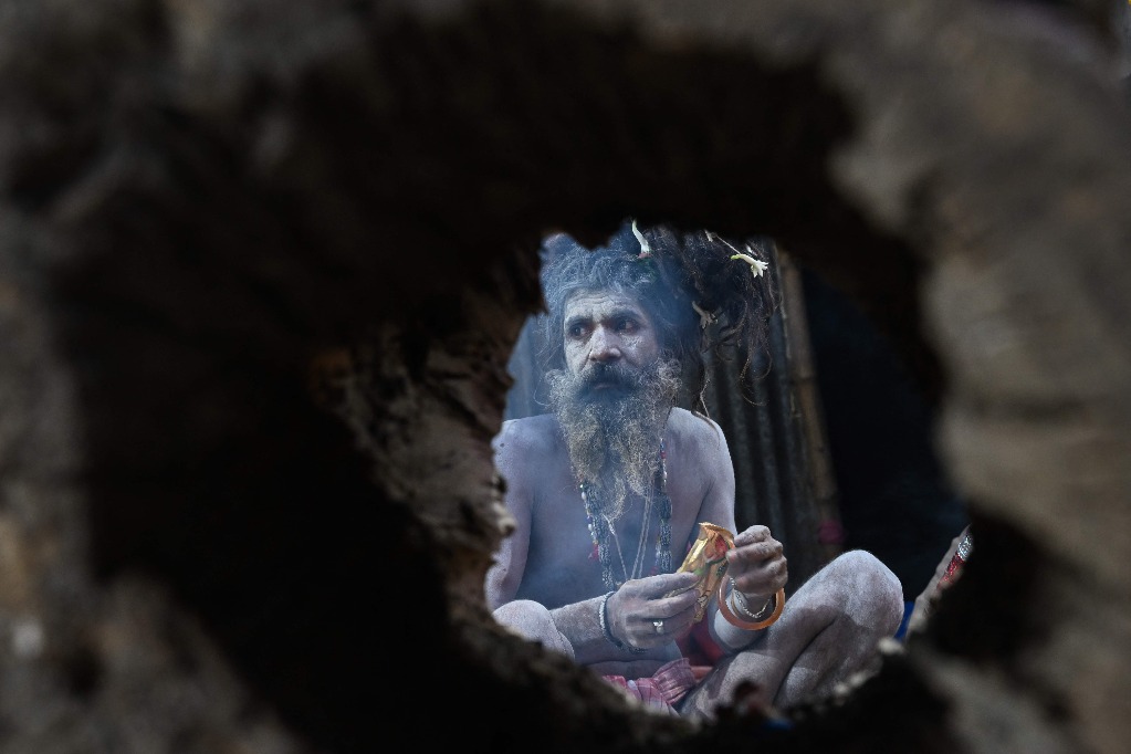 Calcuta. Un sadhu, o santo hindú en un campo de tránsito, medita antes del próximo festival Gangasagar Mela, en esta ciudad india. Foto Afp / Dibyangshu Sarkar 