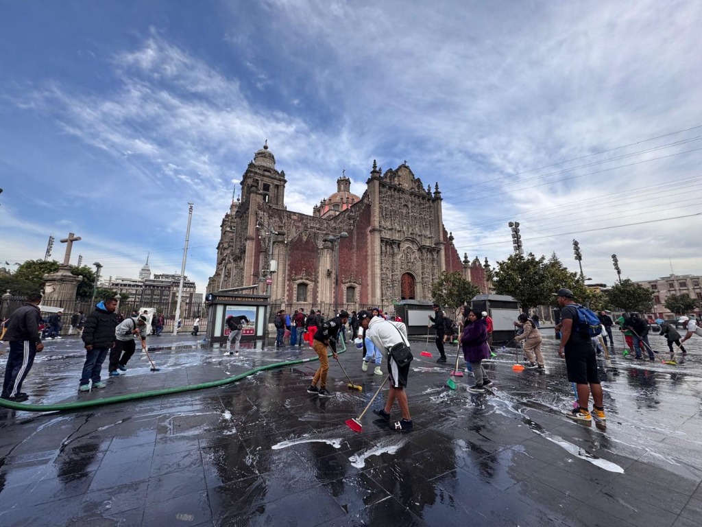 Ciudad de México. Comerciantes limpian la plaza Manuel Gamio, en el Centro Histórico de la capital del país. Foto Yazmín Ortega Cortés


