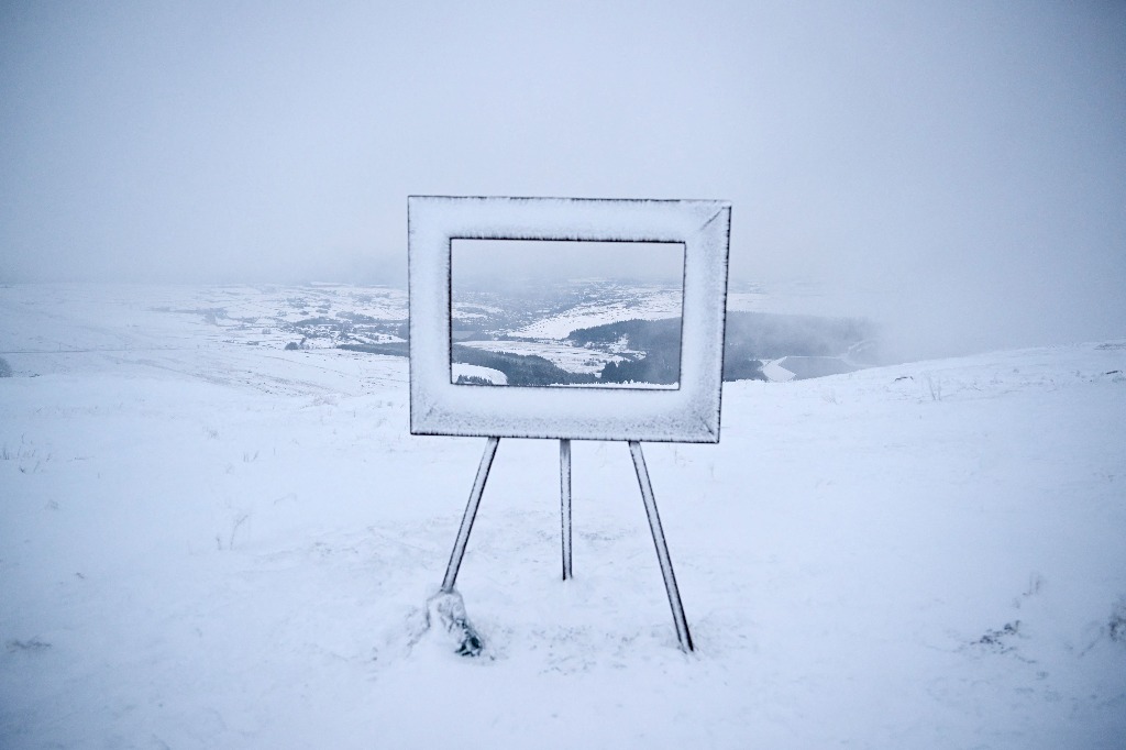 Peak District. La niebla y la nieve rodean una instalación de arte, lo que ofrece una vista enmarcada de un valle, en la cima de Holme Moss, al norte de Inglaterra, después de una fuerte nevada en el Reino Unido. Foto Afp / Oli Scarff