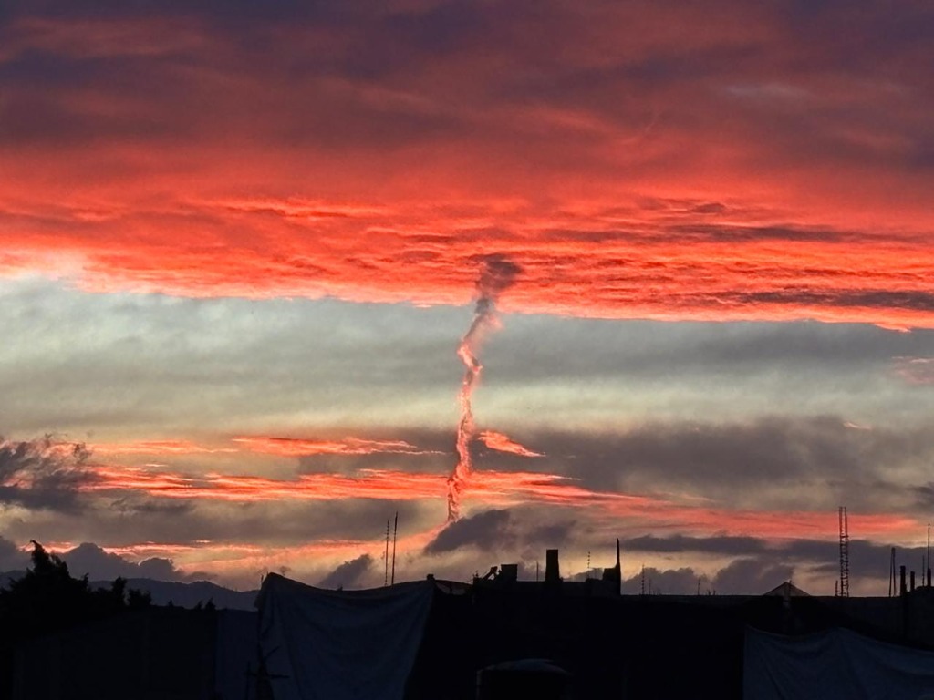 El ocaso tiñe de rojo la Ciudad de México.Foto: María Luisa Severiano