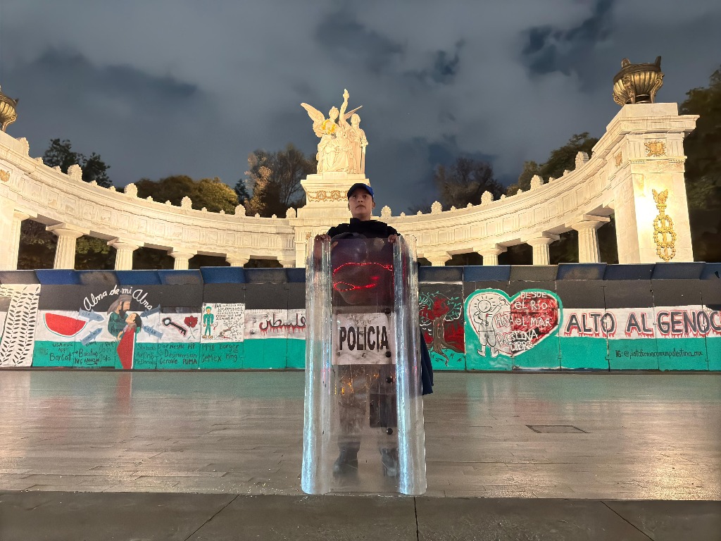 Elementos de la SSC de la CDMX amplían la vigilancia en las inmediaciones del Palacio de Bellas Artes, ante la posible instalación de comerciantes ambulantes. Foto: Roberto García Ortiz 