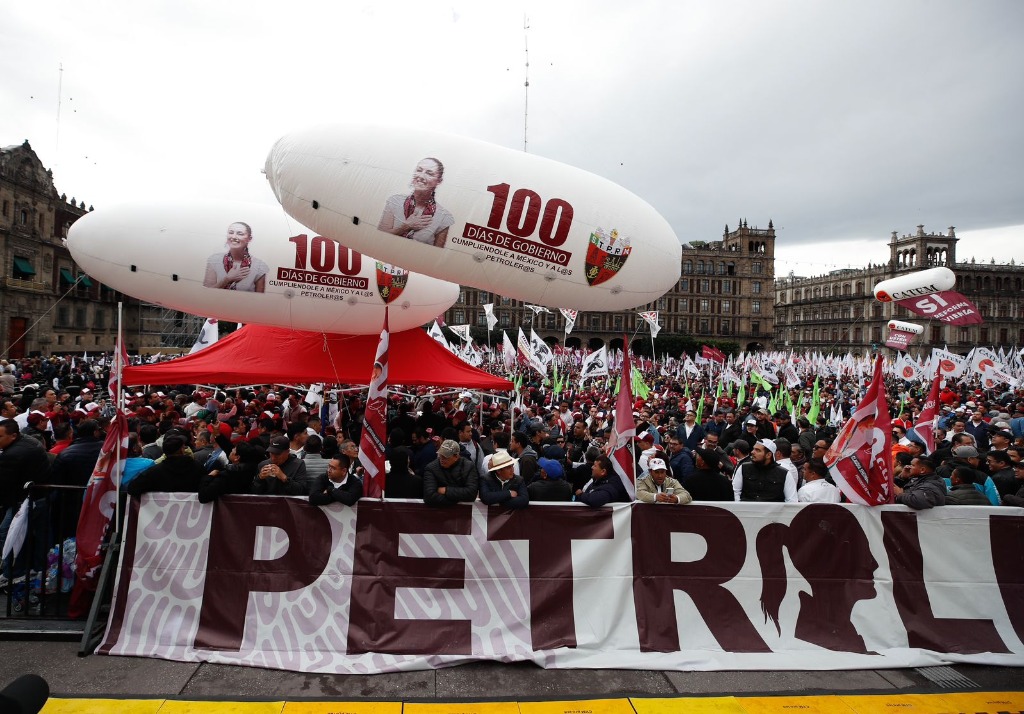 Asistentes  al “Informe 100 días de Gobierno” de la Presidenta de México, Claudia Sheinbaum en el Zócalo. Foto Cristina Rodríguez