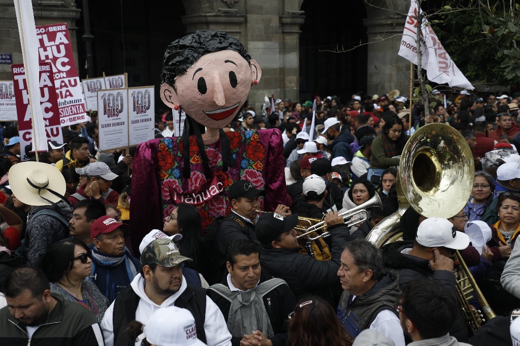 Música, banderines y figuras de la presidenta Claudia Sheinbaum fueron algunas de las maneras en las que los asistentes a su “Informe 100 días de Gobierno” le manifestaron su apoyo a la mandataria, en el Zócalo de la Ciudad de México este domingo. . Foto Jorge Ángel Pablo García