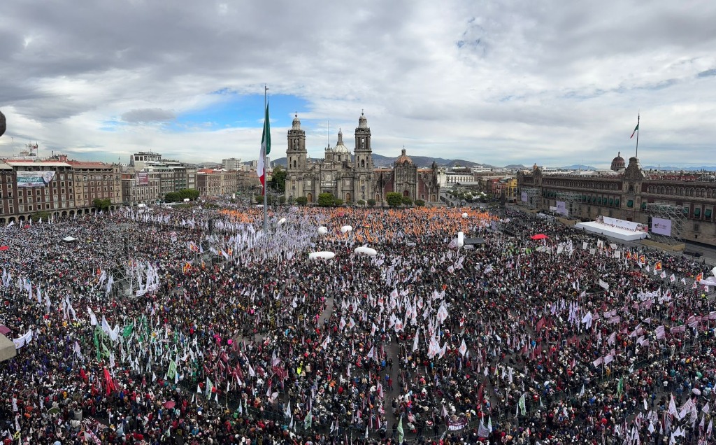 Ciudadanos abarrotaron desde temprano el Zócalo para escuchar el Informe de los primeros 100 días de Gobierno de la Presidenta de México, Claudia Sheinbaum. Foto Marco Peláez